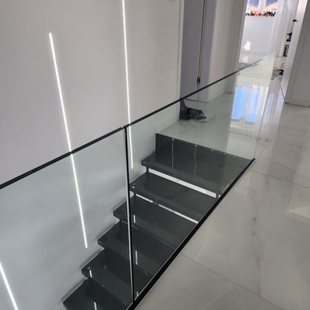 Moderne Treppe mit schwarzen Mamorstufen.