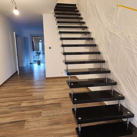 Freie Treppe in schwarz