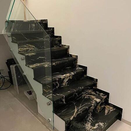 Marmortreppe schwarz mit Glasgeländer