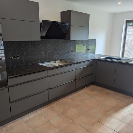 Küchenzeile mit schwarzen Mamorplatten