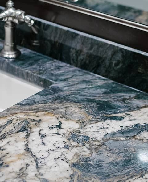 Dunkel marmorierte Ablagefläche eines Waschbeckens