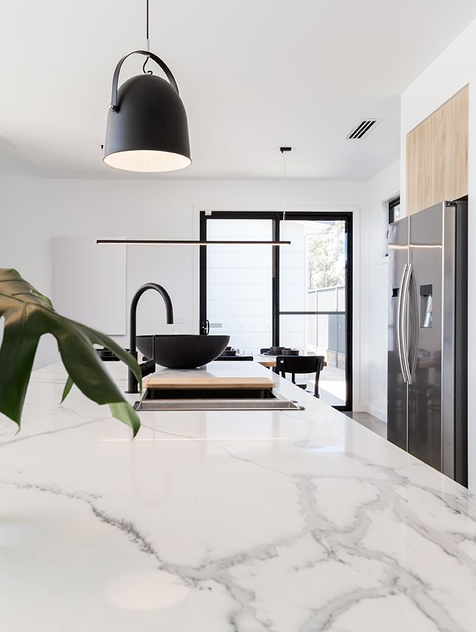 Eine Arbeitsfläche mit weißem Marmor.