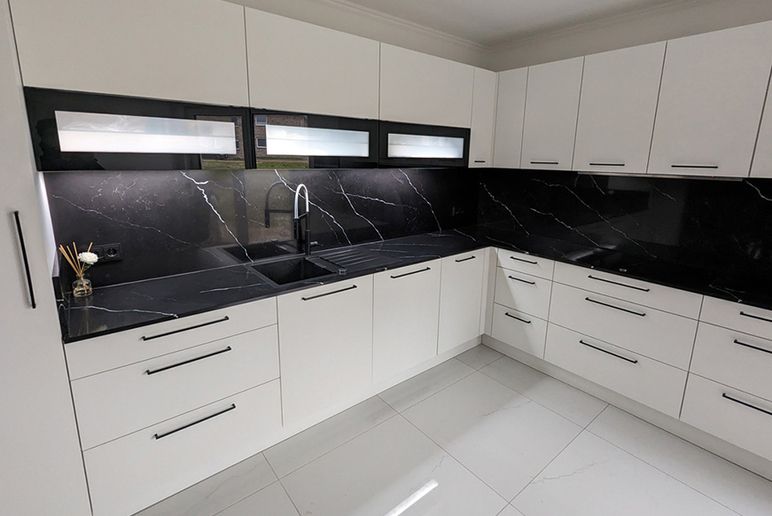 Eine Küche mit eleganten schwarzen und weißen Marmorarbeitsplatten.