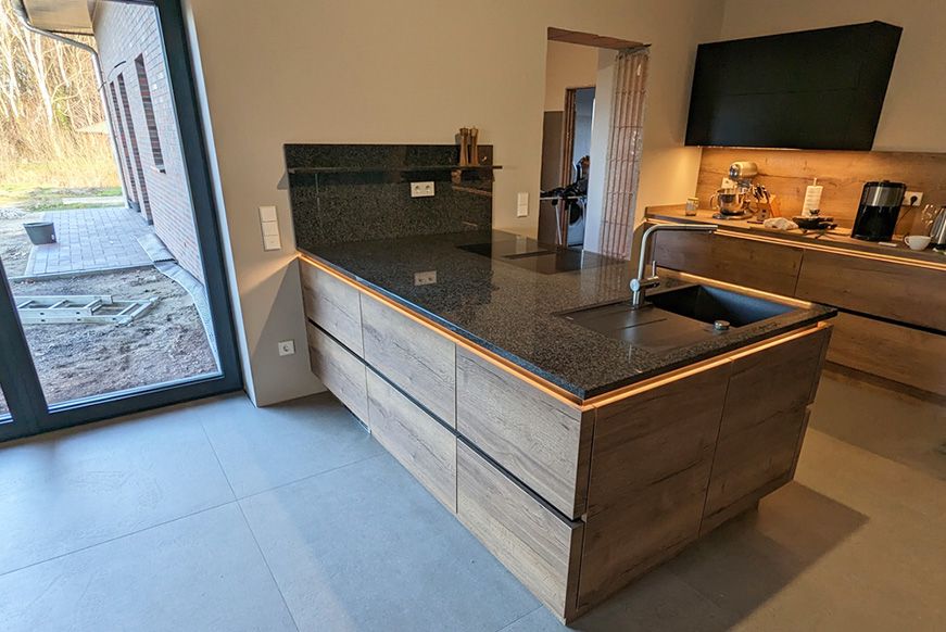 Eine helle Küche, die ein Spülbecken und eine elegante Arbeitsplatte zeigt.