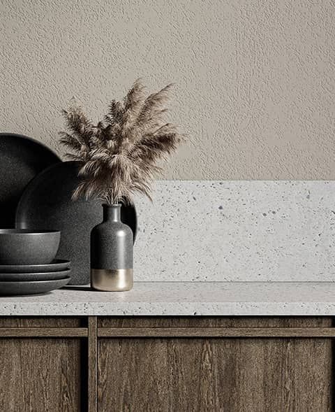 Graue Küchenarbeitsplatte mit dunkler Sprenkelung