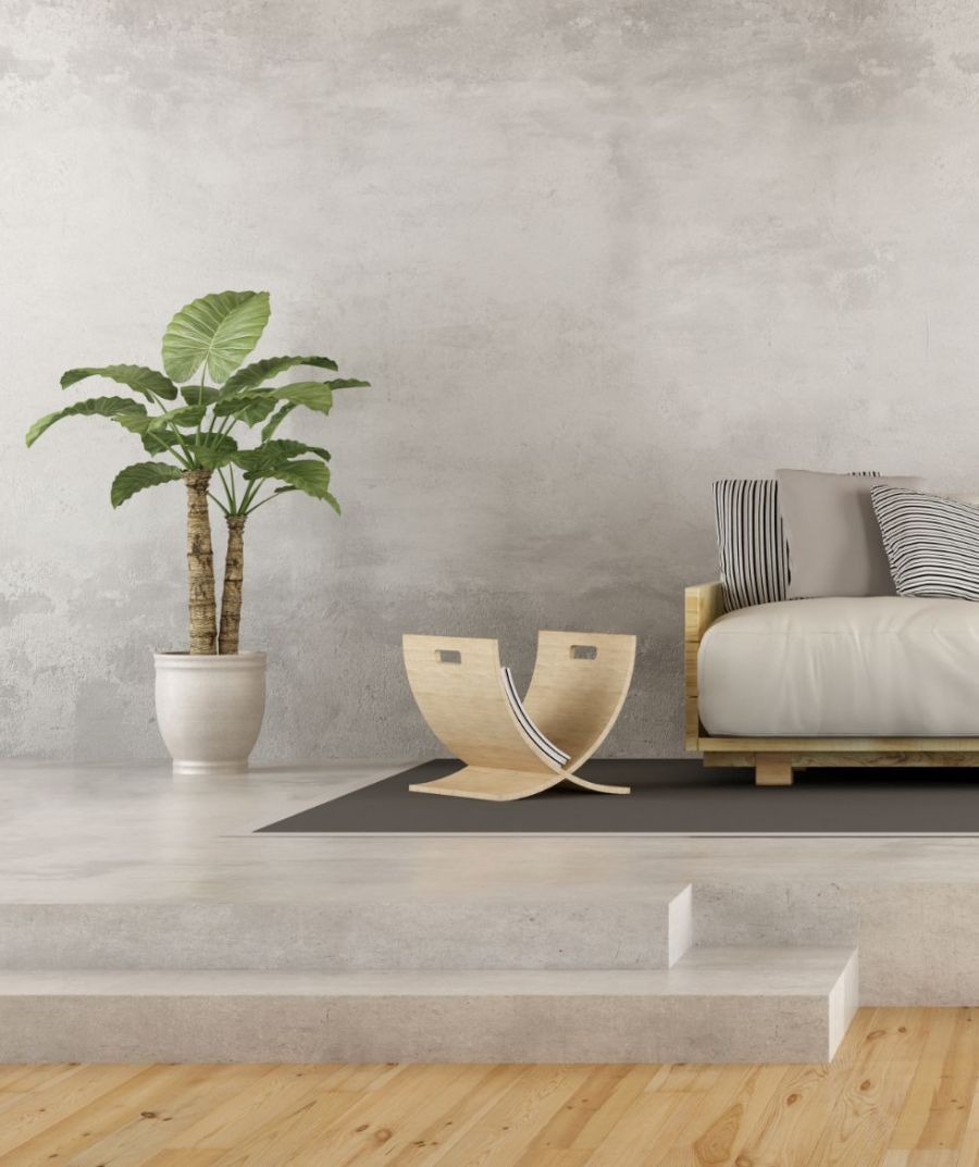 Modernes Wohnzimmer mit weißem Sofa, Natursteinboden und einem Topfpflanze in der Ecke.