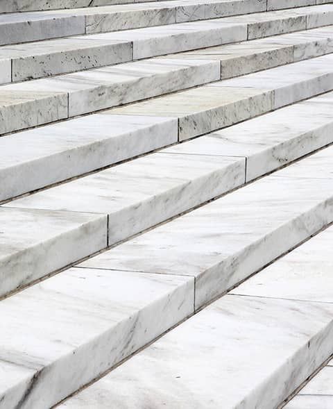 Schwarz-weiß marmorierte Natursteintreppen