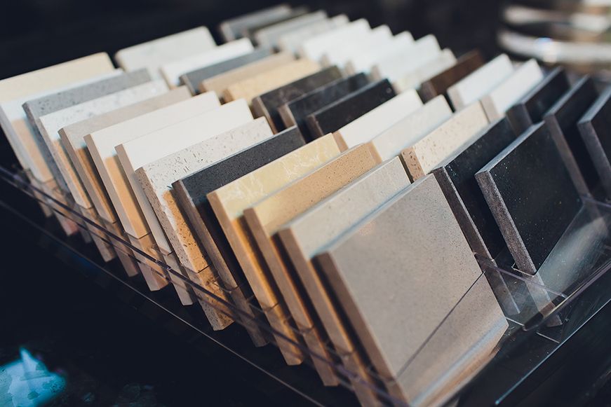 Steinarbeitsplatten die ordentlich einsortiert sind