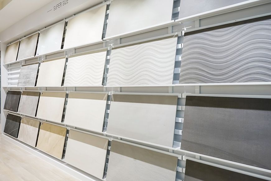 Steinarbeitsplatten die an einer Wand aufgereiht stehen